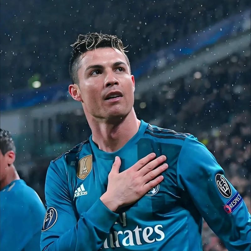 Avatar ronaldo đặt tay lên ngực trái đầy cảm xúc