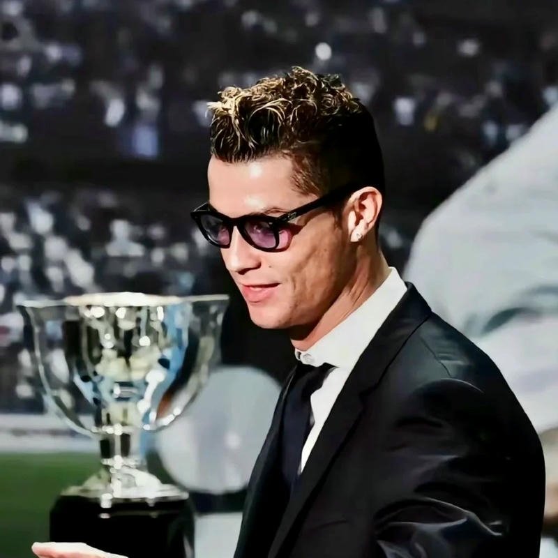 Avatar ronaldo đeo kính đen cầm cúp vô địch ngầu