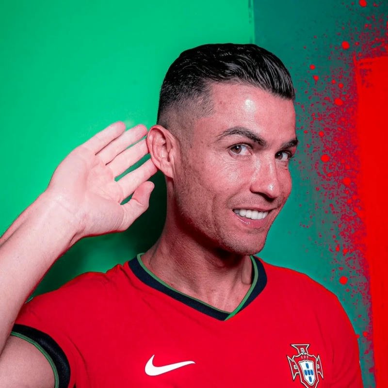 Avatar ronaldo đưa tay lên tai lắng nghe cổ động viên