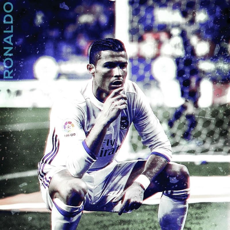 Avatar ronaldo ngồi trên trái bóng suy tư đen trắng