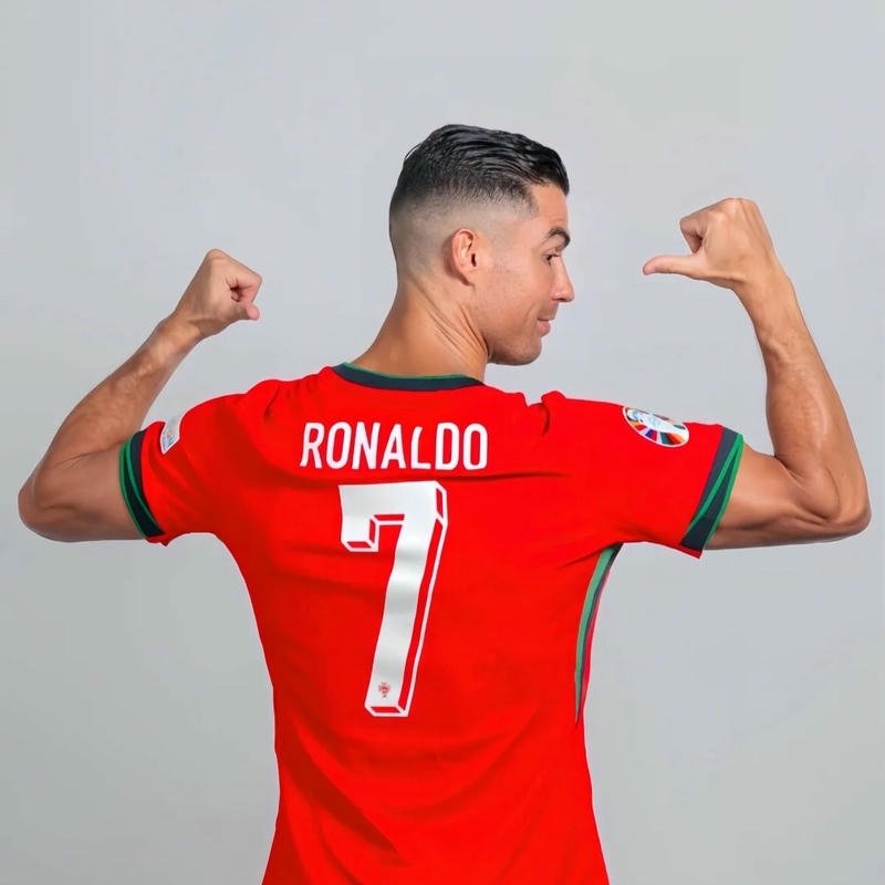 Avatar ronaldo quay lưng khoe số áo 7 huyền thoại
