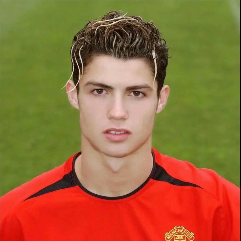 Avatar ronaldo trẻ trung mặc áo đỏ Manchester United