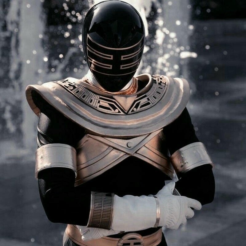 Avatar siêu nhân đen giáp bạc lạnh lùng bí ẩn