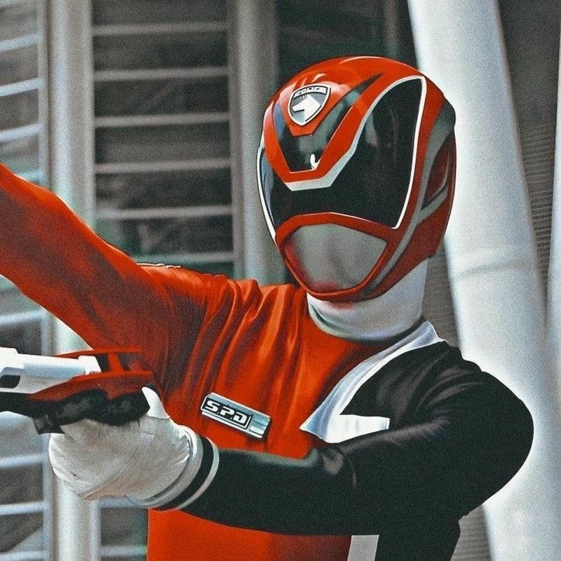 Avatar siêu nhân đỏ cầm súng tư thế chiến đấu