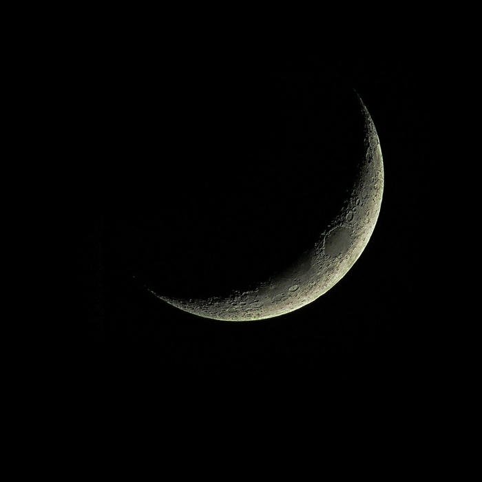 Black avatar trăng lưỡi liềm sáng rực giữa trời đêm