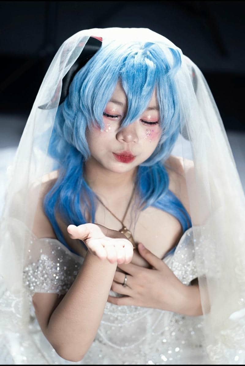 Bộ ảnh cosplay Ganyu quyến rũ mặc váy cô dâu