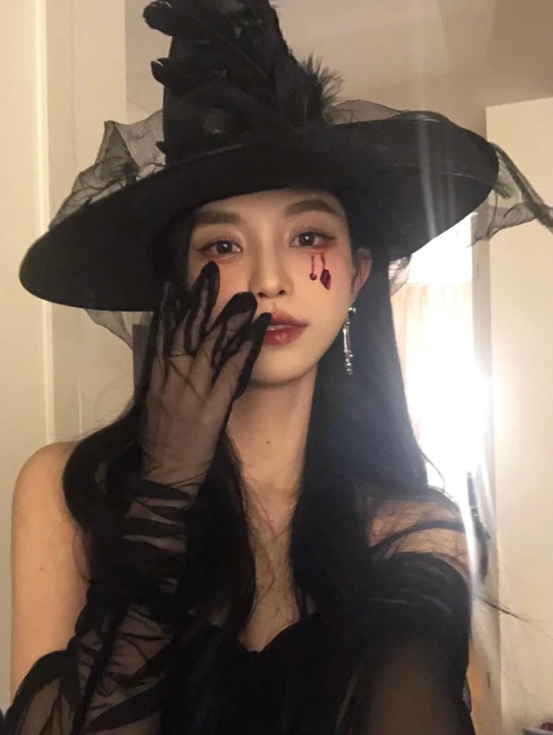 Bóng ma cosplay lạnh lùng, ánh mắt xuyên thấu tâm hồn