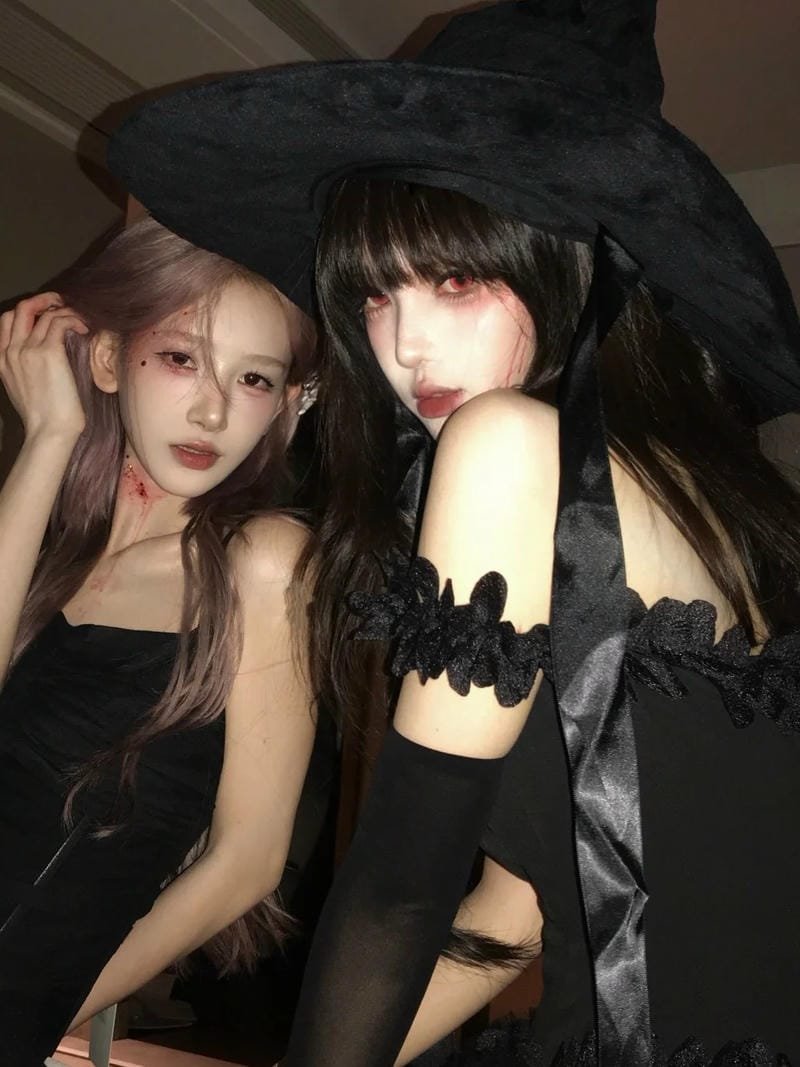 Bóng ma cosplay xuất hiện dưới ánh trăng trắng