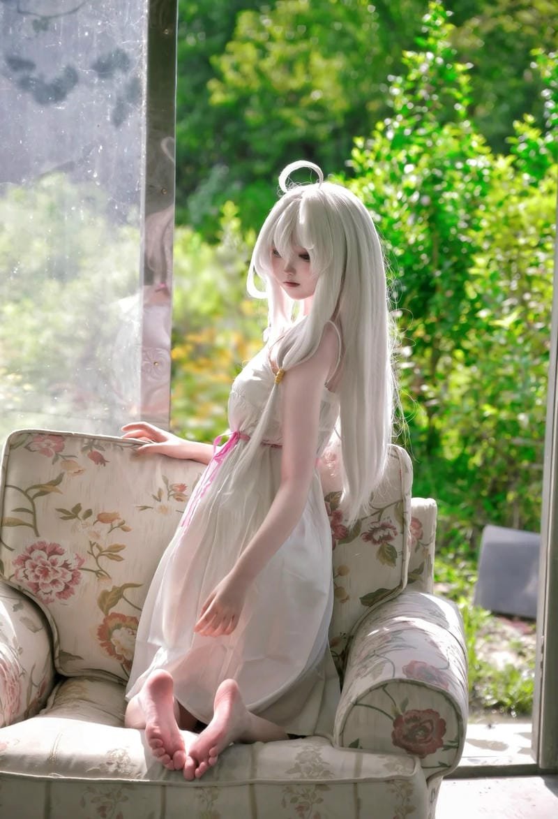 Bóng ma nữ cosplay với nụ cười lạnh, khiến tim run