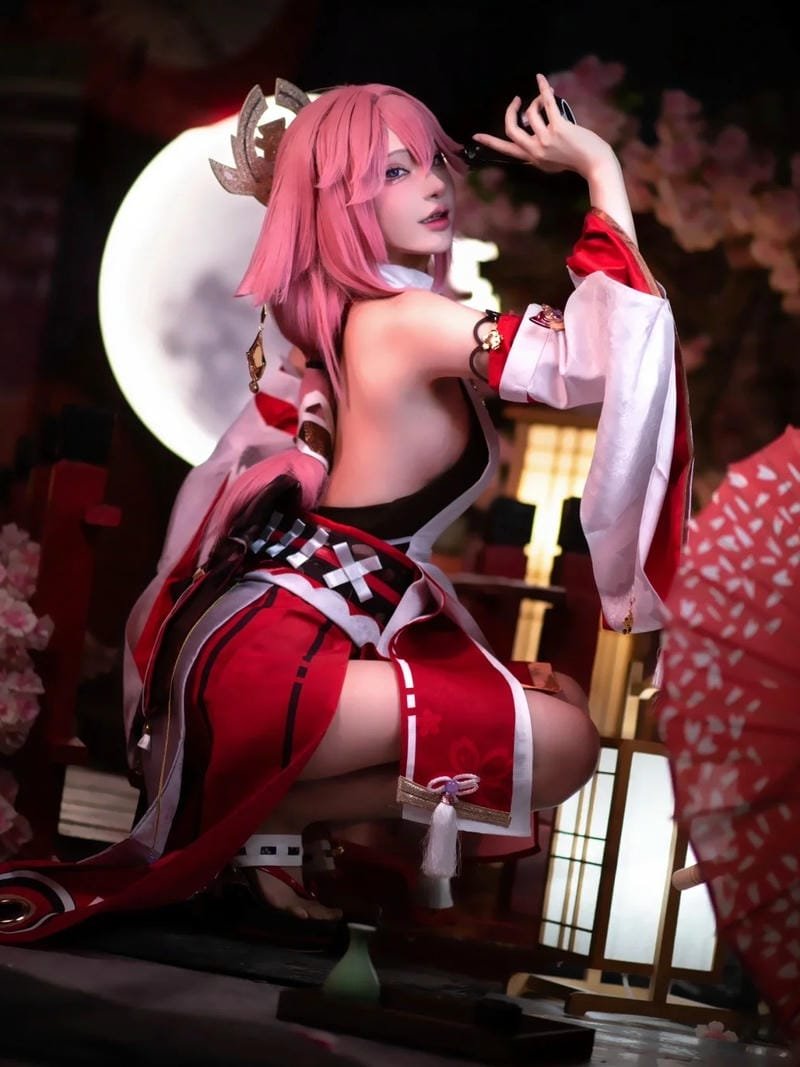 Cận cảnh Yae Miko cosplay Genshin Impact