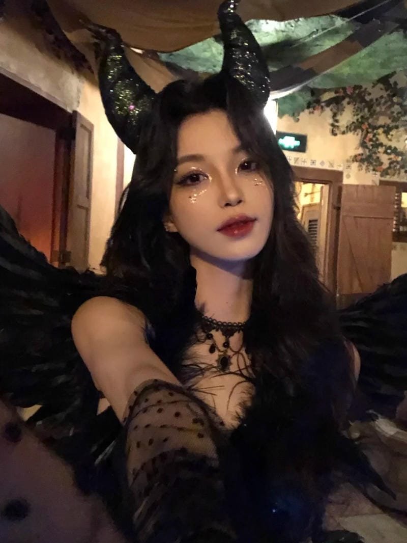 Cô gái ma cosplay tóc dài bay trong gió lạnh