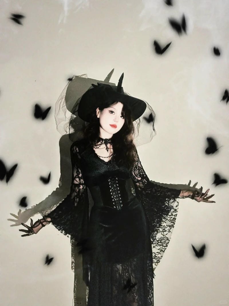 Cô gái ma cosplay với ánh mắt sâu thẳm, lạnh lùng