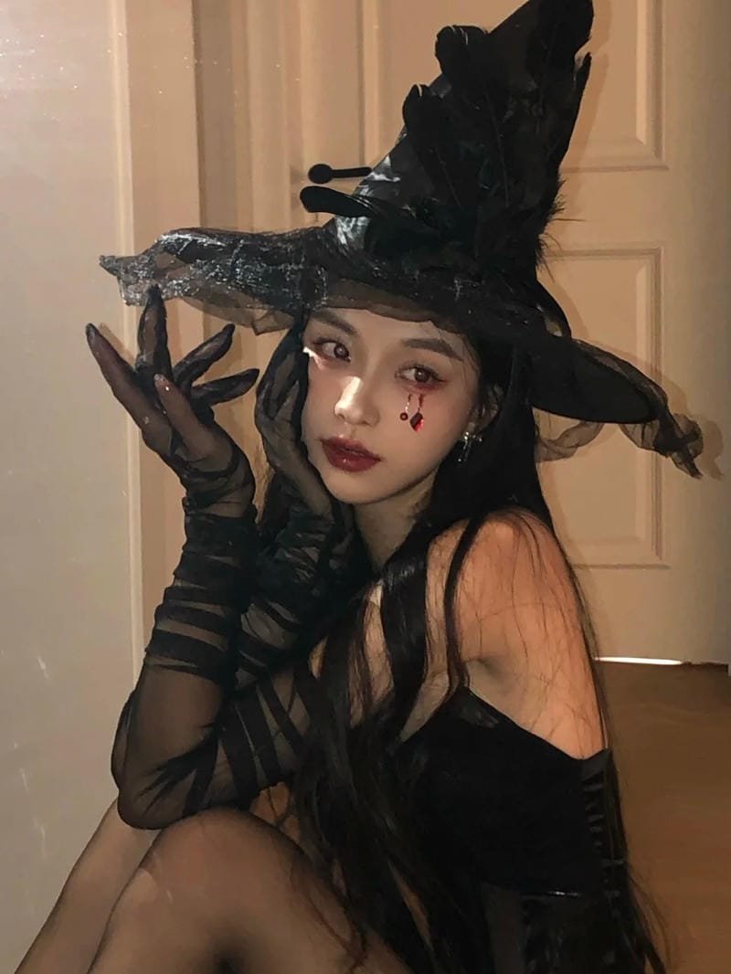 Cô gái ma cosplay với mái tóc bay lồng lộng