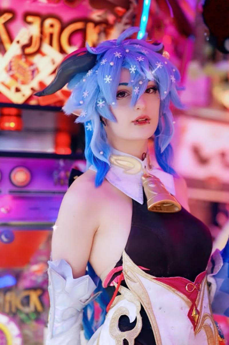 Cosplay Ganyu đầy nghệ thuật với ánh sáng đỏ