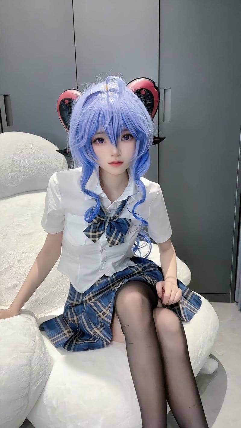 Cosplay Ganyu dịu dàng trong trang phục xanh trắng