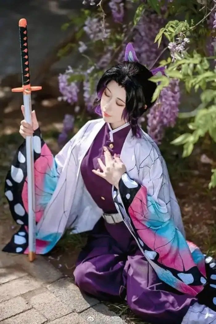 Cosplay Shinobu Kochou uyển chuyển giữa cánh đồng