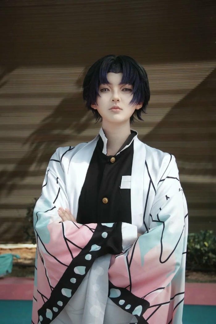 Cosplay Shinobu trong trang phục Kimetsu no Yaiba