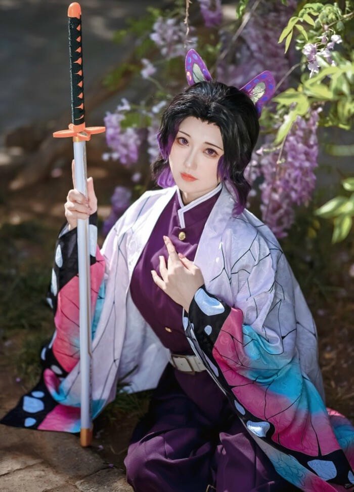 Cosplay Shinobu với bộ kimono tím thanh lịch