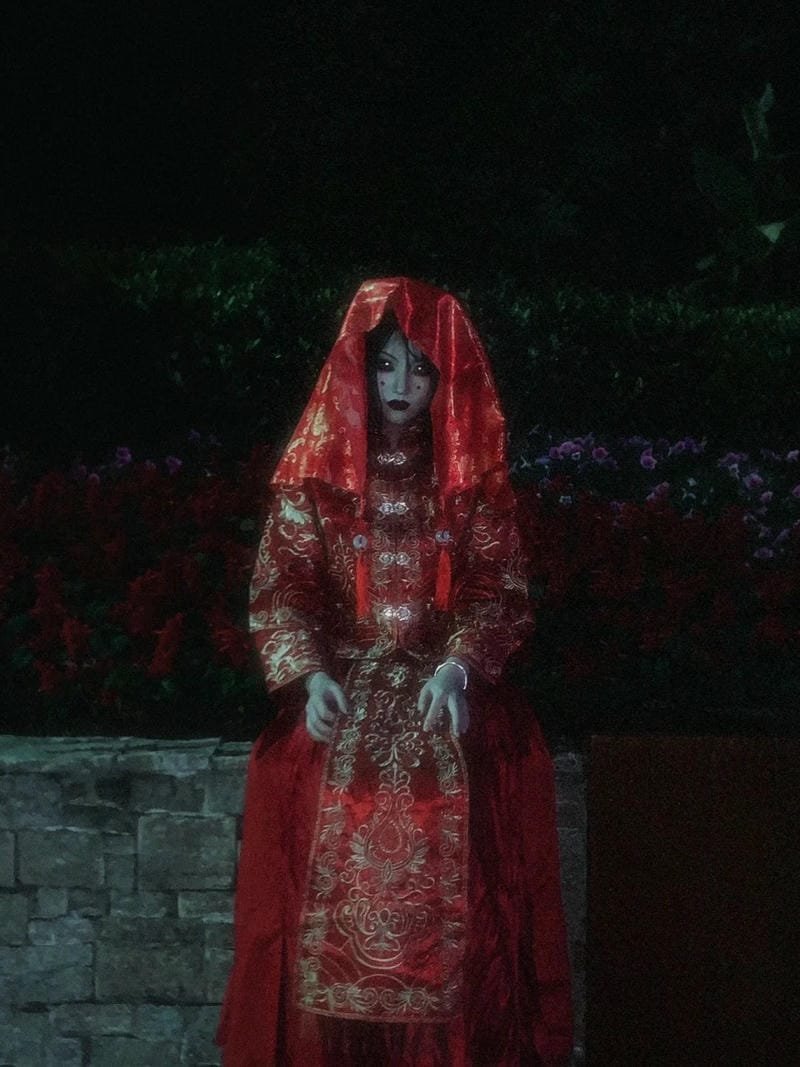 Cosplay hồn ma bí ẩn giữa góc tường tối