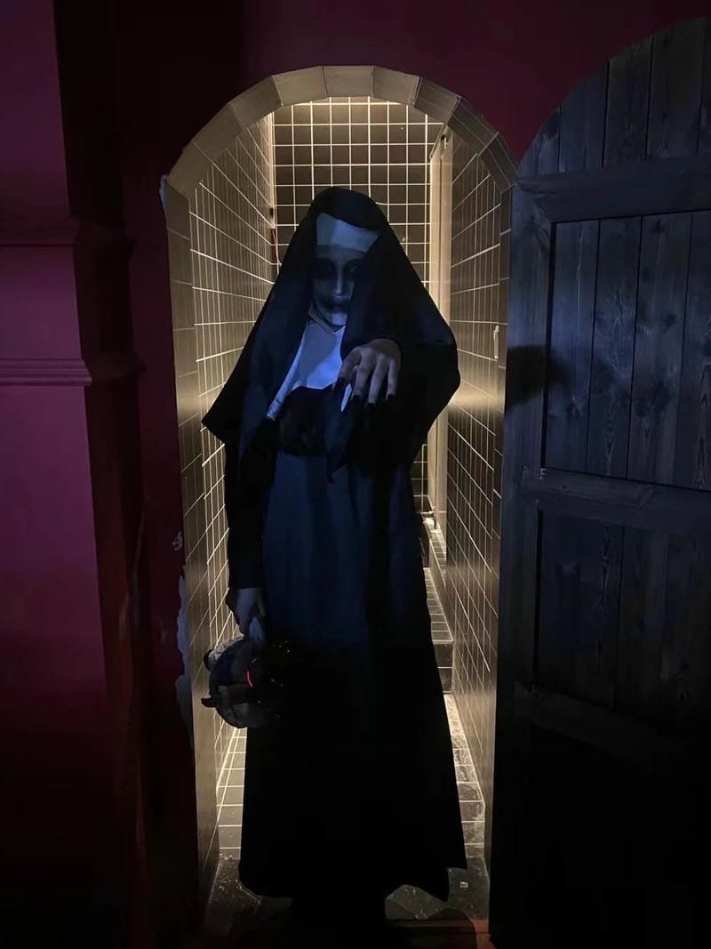 Cosplay ma bí ẩn đứng giữa màn đêm