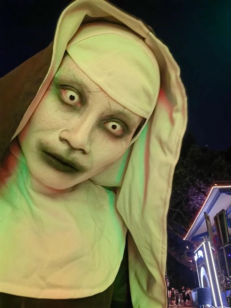 Cosplay ma buồn bã trong khung cảnh tối tăm