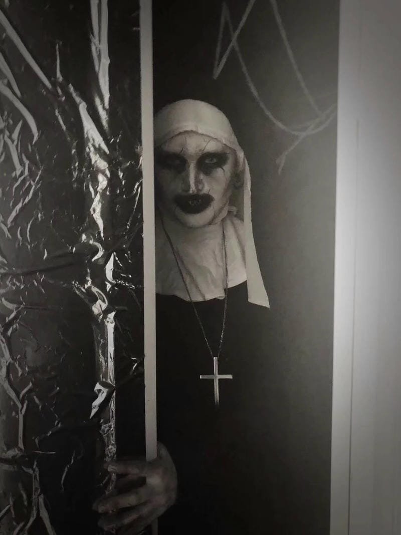 Cosplay ma đen tối bao trùm trong sương mù