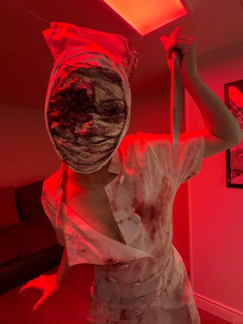 Cosplay ma ghê rợn với nụ cười hiểm