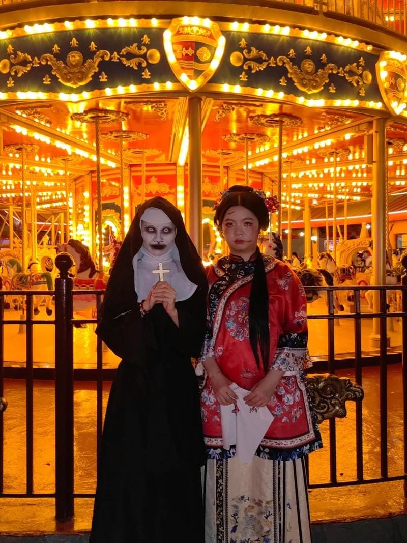 Cosplay ma lơ lửng đầy ma mị