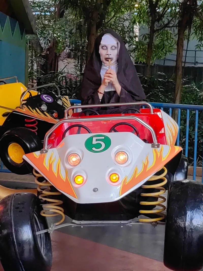 Cosplay ma nữ cô độc với ánh mắt buồn