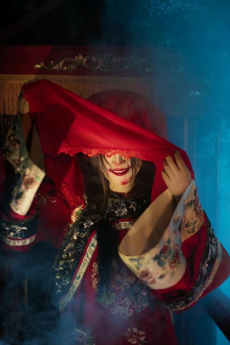 Cosplay ma nữ sắc lạnh với ánh nhìn trống rỗng