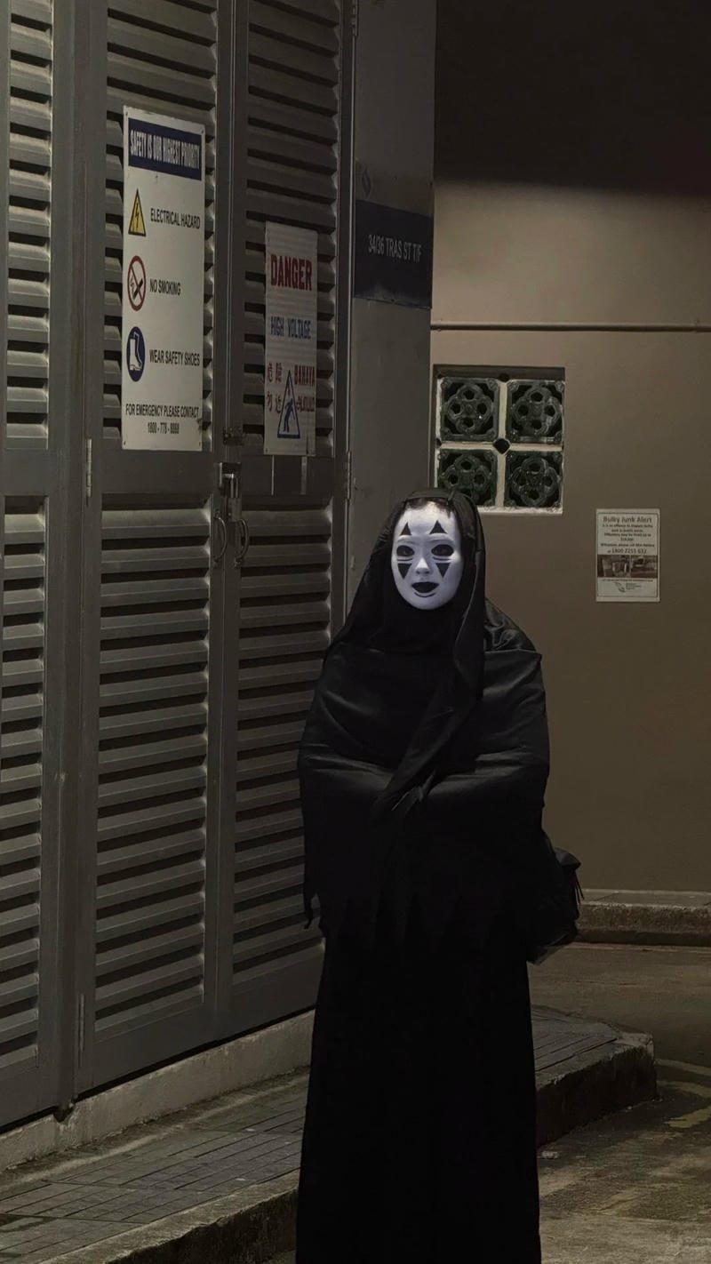 Cosplay ma rùng mình trong ánh sáng mờ