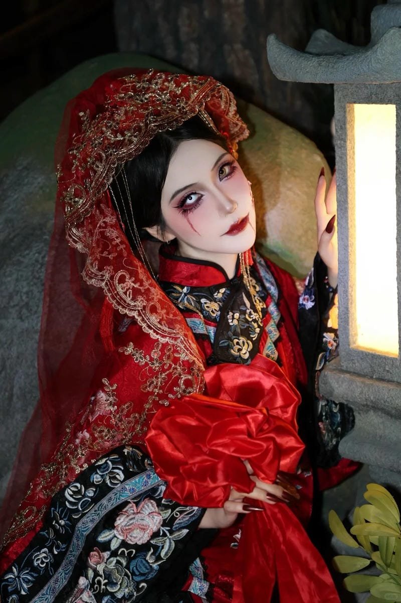 Cosplay ma rùng rợn với đôi mắt vô hồn