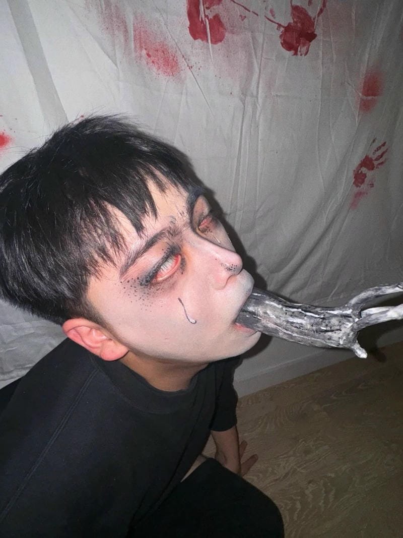 Cosplay ma siêu thực cách phối màu