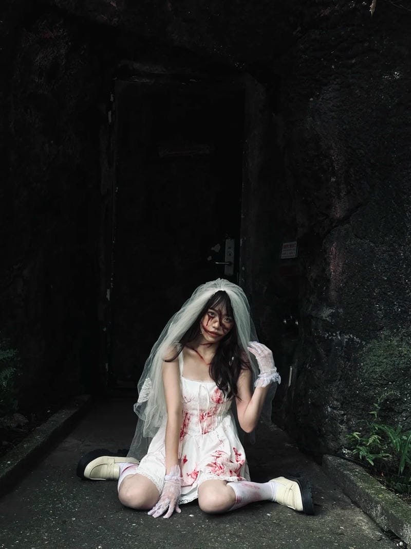 Cosplay ma trắng toát giữa nền tối đen