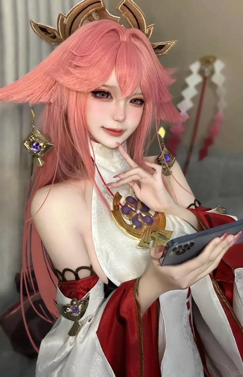Cosplayer Yae Miko mặc cosplay gợi cảm