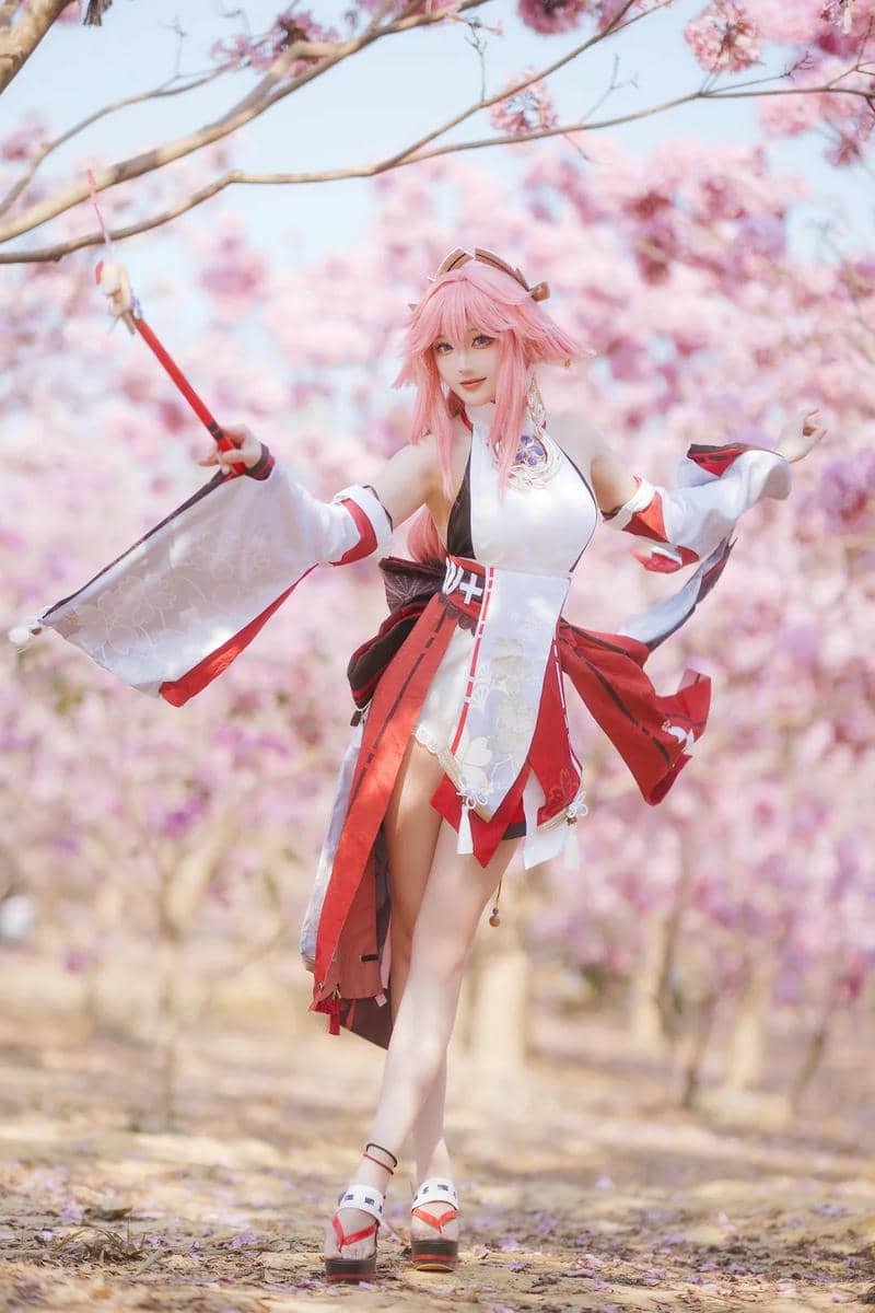 Cosplayer trình diễn Yae Miko xuất sắc