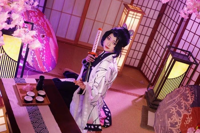 Dịu dàng và ma mị, cosplay Shinobu trong phòng ánh sáng tím