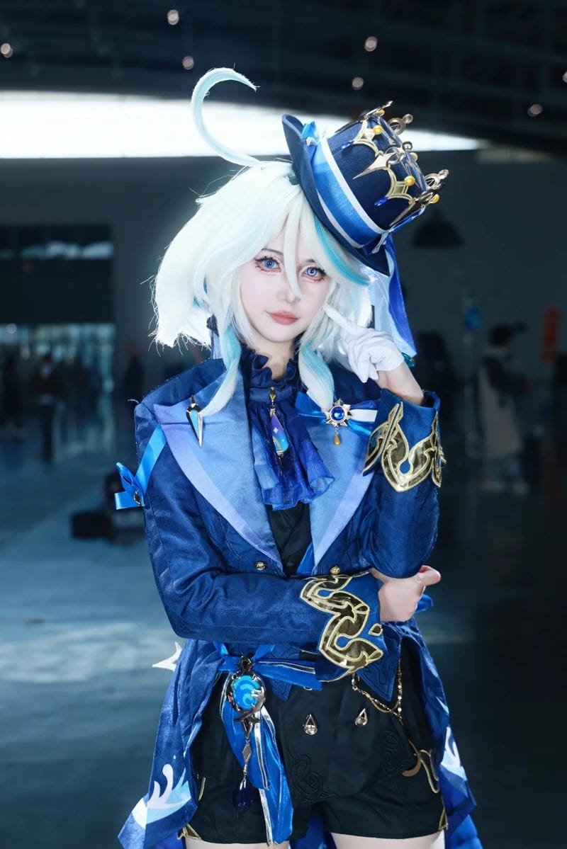 Furina cosplay với chiếc váy thủy thần nổi bật