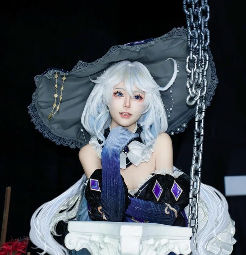 Furina cosplay với khí chất của thủy thần Genshin