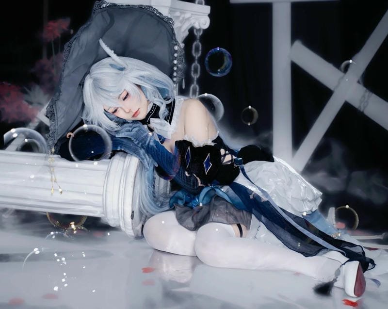 Furina cosplay với nét đẹp mềm mại quyến rũ