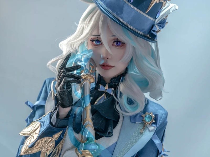 Furina cosplay với trang phục chi tiết tinh xảo