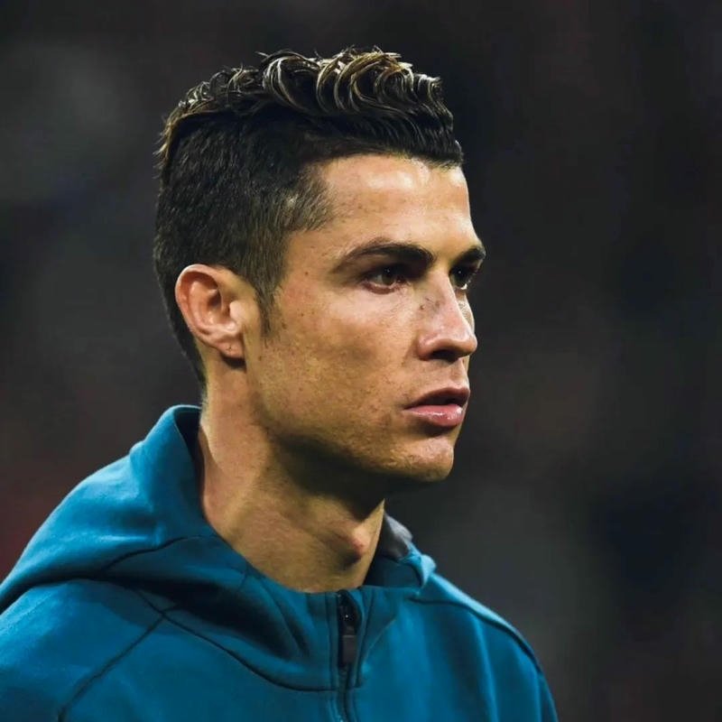 Hình CR7 góc nghiêng thần thánh mặc áo xanh tập luyện