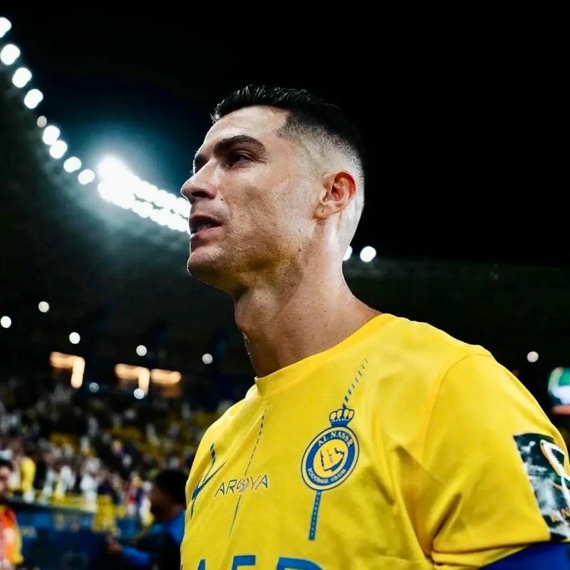 Hình ảnh cầu thủ Al Nassr áo vàng nhìn lên cao