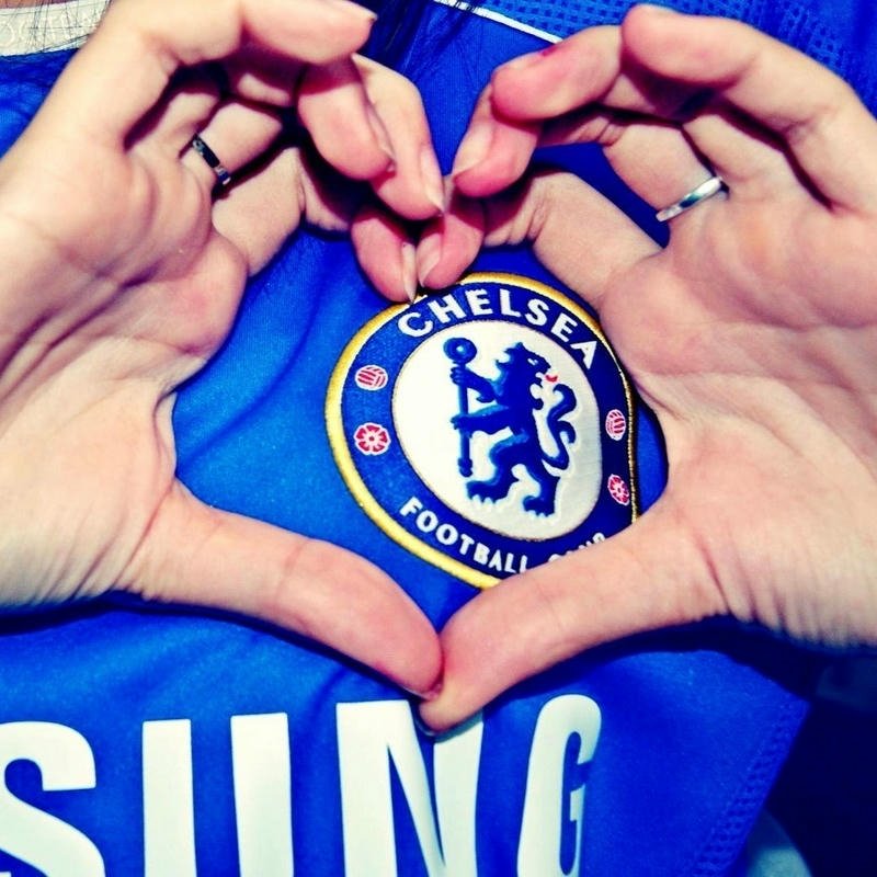 Hình ảnh tay tạo trái tim trên áo đấu Chelsea