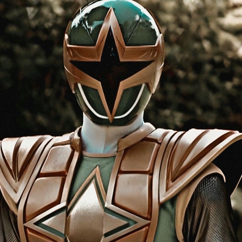 Hình chiến binh xanh lá giáp vàng rừng rậm thiêng