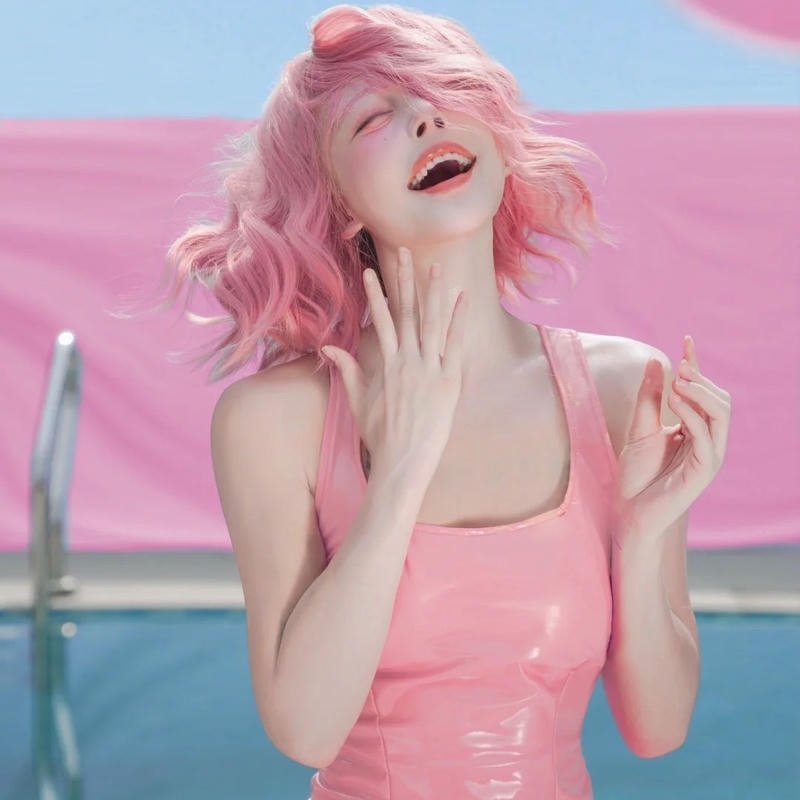 Hình cô gái tóc hồng cười tươi váy hồng