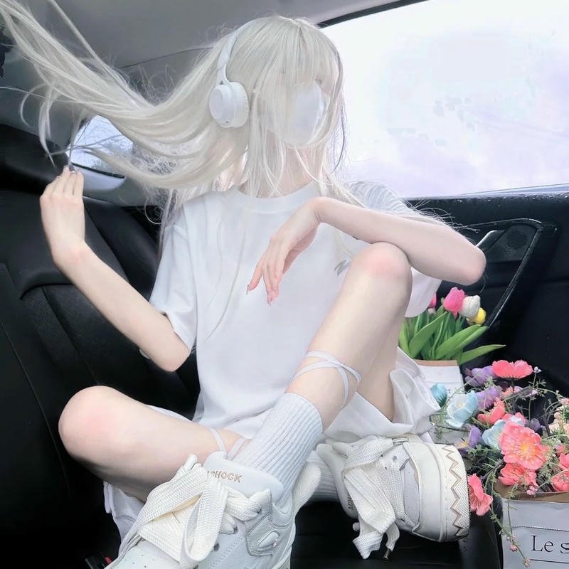 Hình cô gái váy trắng ngồi trong xe hơi sang chảnh