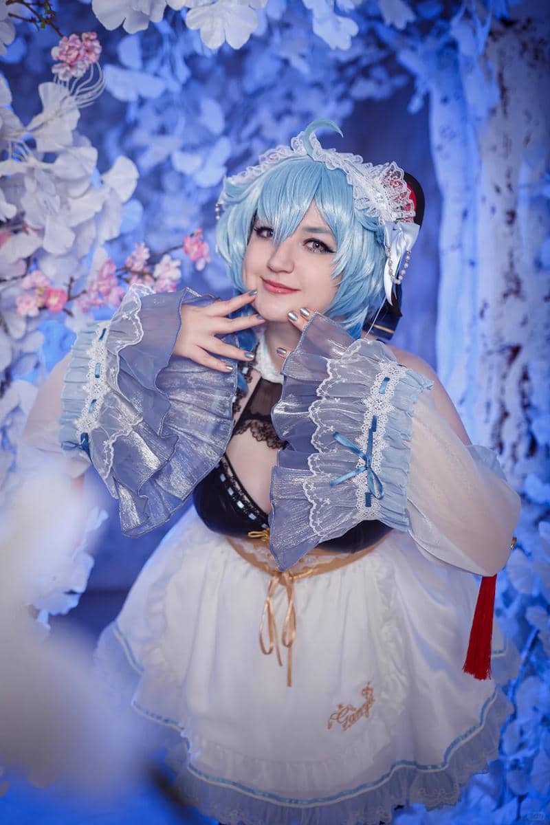 Hình cosplay Ganyu nổi bật trong động băng