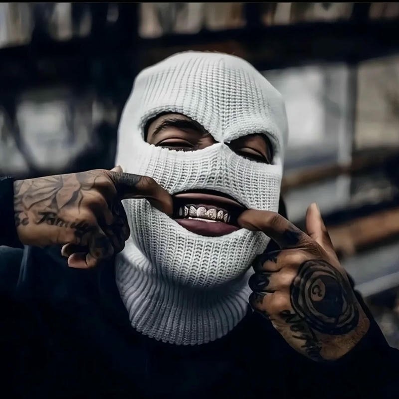 Hình nam ngầu đeo mặt nạ len khoe hình xăm