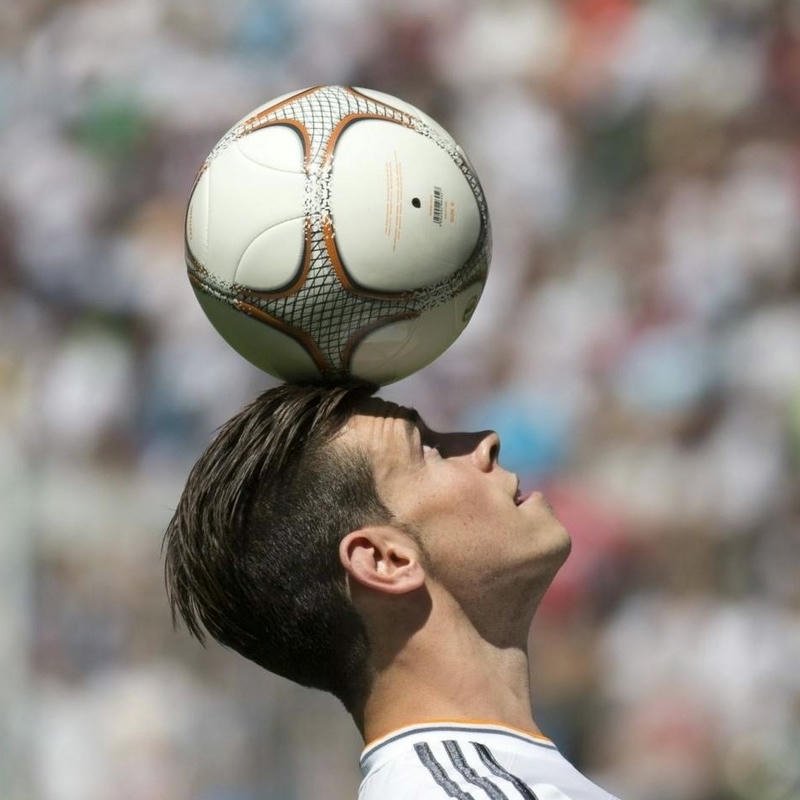 Hình nền cầu thủ tâng bóng bằng đầu nghệ thuật